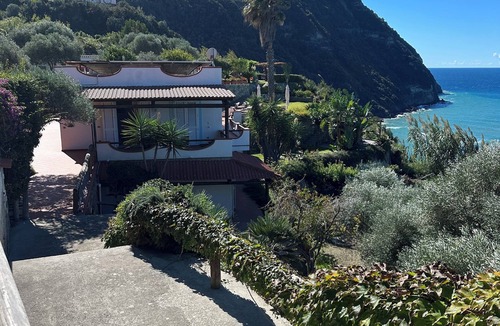 Panza Villa | An exclusive villa suspended between sky and sea.