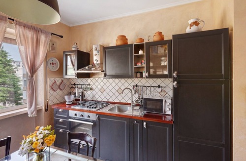 Fuorigrotta Apartment | Antonio's Home: Pet-Friendly Retreat