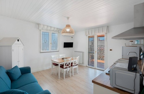 Castellammare di Stabia Apartment | Apartment 'Summer' with Private Terrace, Wi-Fi and Air Conditioning