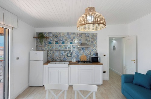 Castellammare di Stabia Apartment | Apartment 'Summer' with Private Terrace, Wi-Fi and Air Conditioning