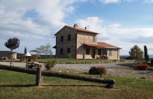 Castiglione d'Orcia Apartment | Apartment 'Azzurro La Valle Del Sole' with Mountain View and Wi-Fi