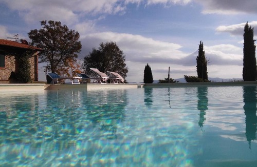Castiglione d'Orcia Apartment | Apartment 'Azzurro La Valle Del Sole' with Mountain View and Wi-Fi