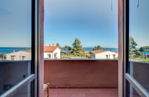 Cavo Apartment | Apartment 'Appartamento A Cavo Sul Mare' with Sea View, Wi-Fi and Air Conditioning