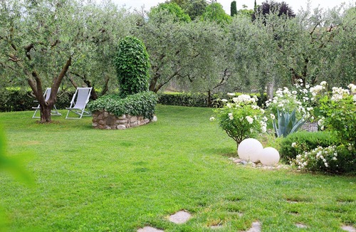 Affi Apartment | Apartment 'Biancaleo Kiss The Sky' with Shared Pool, Shared Garden and Wi-Fi