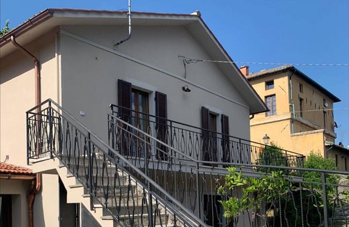 Radicofani Apartment | Apartment "Casetta Il Glicine" with Shared Pool & A/C