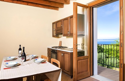 Calmasino Apartment | Apartment 'Castelmontioni 2' with Lake View, Wi-Fi and Air Conditioning