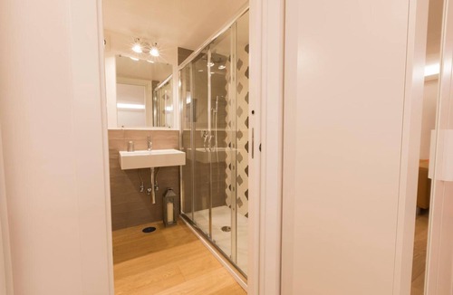 Quartieri Spagnoli Apartment | Apartment 'Fabrizio Ai Gradoni Di Chiaia' with Balcony, Wi-Fi and Air Conditioning