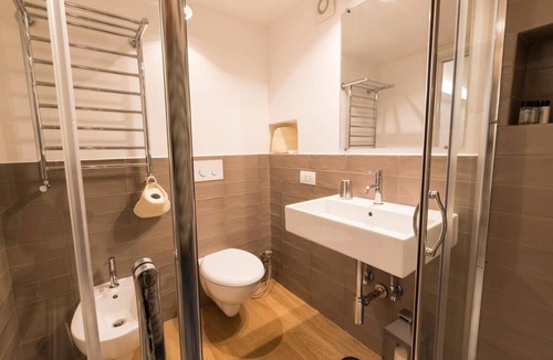 Quartieri Spagnoli Apartment | Apartment 'Fabrizio Ai Gradoni Di Chiaia' with Balcony, Wi-Fi and Air Conditioning