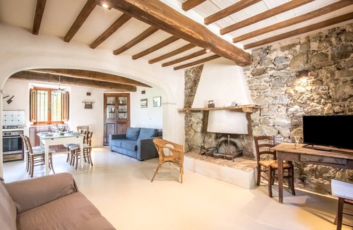 Castiglione d'Orcia Apartment | Apartment "Gemma Verde-Tavoleto" with Mountain View, Garden and Wi-Fi