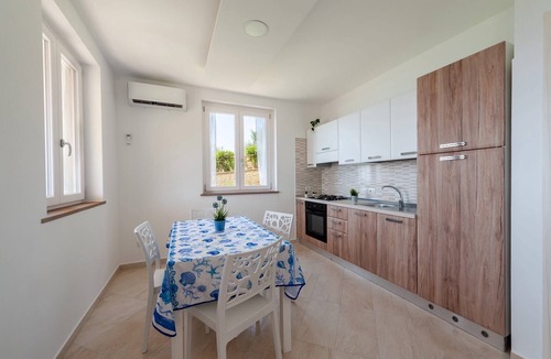 Casal Velino Apartment | Apartment 'Giallo' with Sea View, Wi-Fi and Air Conditioning