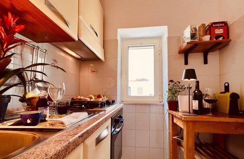 Chiesiola Apartment | Apartment 'Home Sweet Home Vieste' with Balcony, Wi-Fi and Air Conditioning
