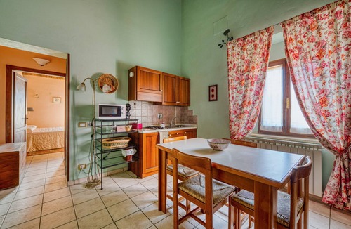 Pietrauta Apartment | Apartment 'Il Grappolo E La Rosa Centifolia' with Shared Garden and Wi-Fi