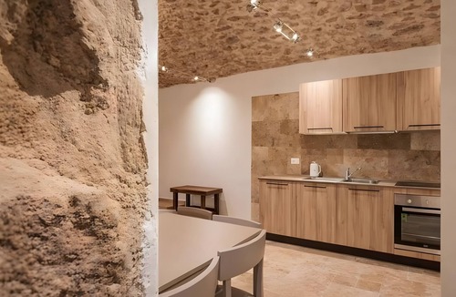 SantʼAgata di Puglia Apartment | Apartment 'Tena - Arco Pronti' with Mountain View, Wi-Fi and Air Conditioning