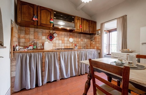 Poderetto Apartment | Apartment "La Tana della Volpe" with Mountain View, Private Garden & Wi-Fi