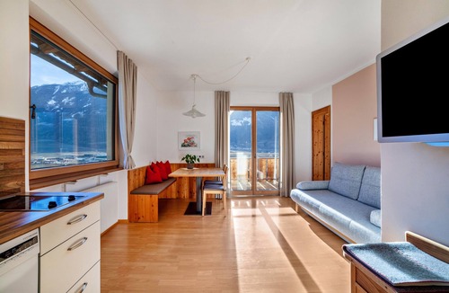 Laces Apartment | Apartment "Langstein Rose" with Mountain View, Balcony and Wi-Fi