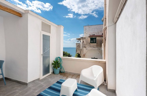 Meta Apartment | Apartment 'Light Blue Room' with Sea View, Wi-Fi and Air Conditioning
