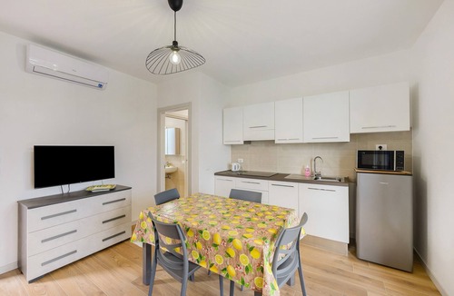 Bardolino Apartment | Apartment 'Limone' with Private Lake-View Terrace, Shared Garden, and Air Conditioning