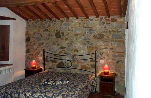 Castell'Azzara Apartment | Apartment 'Podere Le Ghiande, Podere N°2' with Mountain View, Shared Pool and Wi-Fi