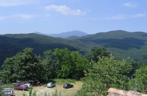 Castell'Azzara Apartment | Apartment 'Podere Le Ghiande, Fienile N°6' with Shared Pool, Shared Garden and Wi-Fi