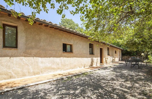 Castell'Azzara Apartment | Apartment 'Podere Le Ghiande, Fienile N°6' with Shared Pool, Shared Garden and Wi-Fi