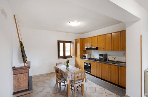 Agerola Apartment | Apartment 'Procida Vista Cortile' with Shared Garden and Wi-Fi