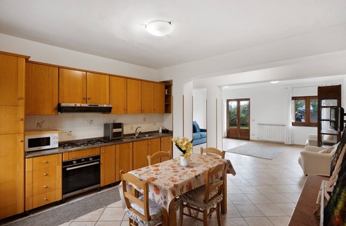 Agerola Apartment | Apartment 'Procida Vista Cortile' with Shared Garden and Wi-Fi