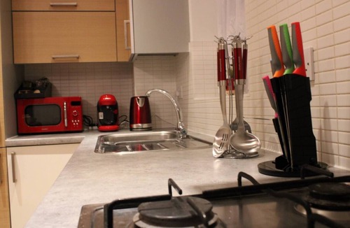 Alibon Apartment | Apartment - Sleeps 2 - Parking - Station Close