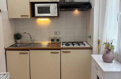 Ostiense House | Apartment with a Balcony - Metro Line B, San Paolo Station - (8' and you're at the Colosseum)