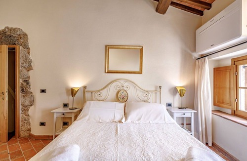 Monteriggioni House | Apartment with sauna, WIFI, A/C, hot tub, private pool, TV, patio, panoramic view, close to Siena