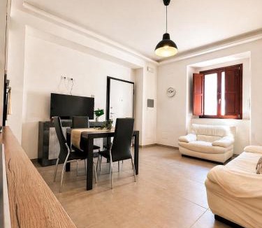 L'Aquila Apartment | Appartamento centro storico - 2 Bedr - Self check in con cortile privato