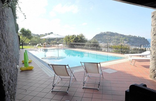 Lacco Ameno House | Appartamento Lindora B: A graceful apartment situated in a quiet location, a few minutes from the town center, with Free WI-FI.