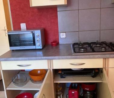 Compreignac Apartment | Appartement indépendant, terrasse couverte, rouge