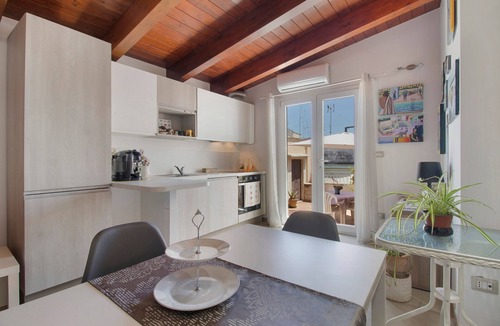 Terlizzi Apartment | Attica BeB – 'Gialla' Room with Shared Terrace, Wi-Fi and Air Conditioning