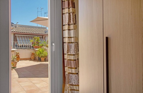 Terlizzi Apartment | Attica BeB – 'Gialla' Room with Shared Terrace, Wi-Fi and Air Conditioning