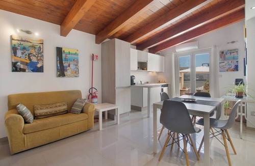 Terlizzi Apartment | Attica BeB - 'Red' Room with Shared Terrace, Wi-Fi and Air Conditioning
