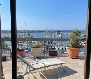 Vibo Marina Apartment | Attico con terrazza sul porticciolo turistico di Vibo Marina