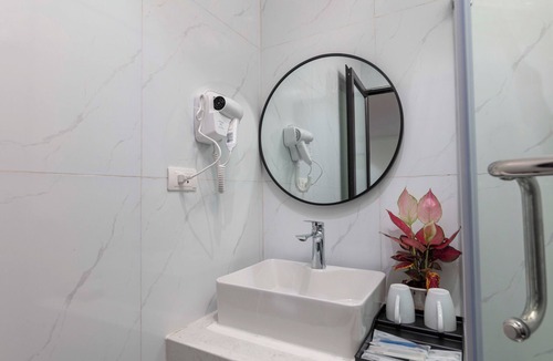Truc Bach Hotel | Azen Lakeside Hotel & Travel