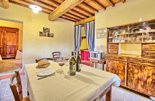 Castelnuovo Berardenga Apartment | Beautiful apartment for 3 people with WIFI, A/C, pool, pets allowed and panoramic view