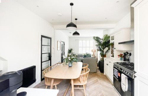 Belsize Park House | Beautiful 4-Bed, 4-Bath Family Home in London
