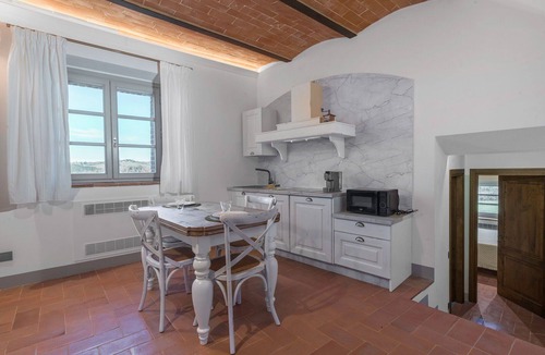 Monteriggioni Apartment | Beautiful apartment for 2 guests with WIFI, A/C, pool, TV and pets allowed, close to Siena
