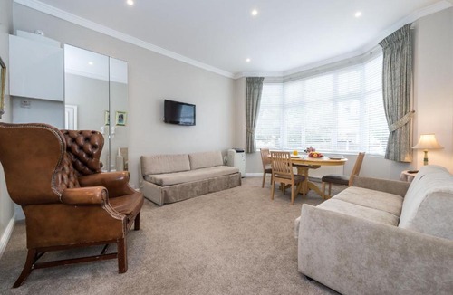 Brondesbury Park Apartment | Beautiful apartment ac up to six,12 min by tube from Oxford street,AC
