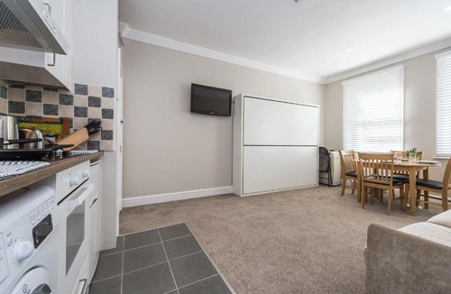 Brondesbury Park Apartment | Beautiful apartment ac up to six,12 min by tube from Oxford street,AC