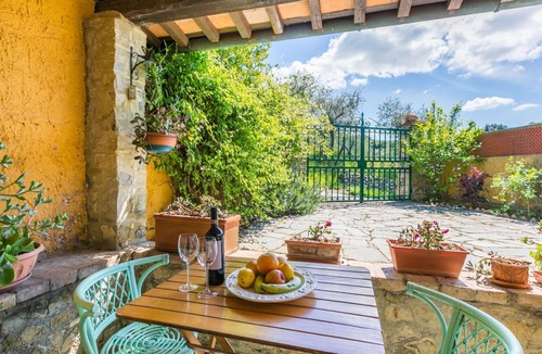 Casciano di Murlo Apartment | Beautiful apartment for 2 people with WIFI, TV, pets allowed and parking