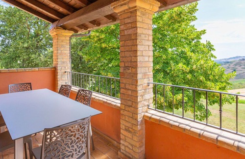 Citta Sant'Angelo House | Beautiful apartment in villa for 10 guests with WIFI, pool, TV, terrace and parking