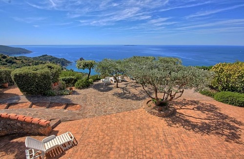 Monte Argentario Villa | Beautiful private villa for 6 guests with WIFI, A/C, TV, patio, pets allowed and panoramic view