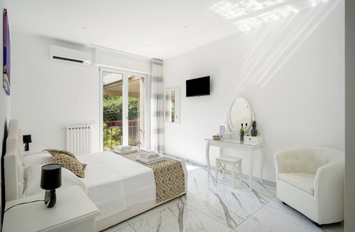 Piano di Sorrento Bed & Breakfast | Bed and Breakfast 'Suite Quadrupla Deluxe Superior' with Private Terrace, Wi-Fi and Air Conditioning