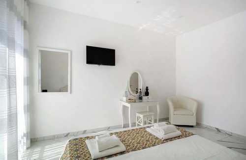 Piano di Sorrento Bed & Breakfast | Bed and Breakfast 'Suite Quadrupla Deluxe Superior' with Private Terrace, Wi-Fi and Air Conditioning