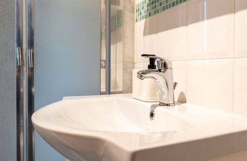 San Pietro a Cegliolo Bed & Breakfast | Bed and Breakfast 'Camera 5' with Shared Terrace, Wi-Fi and Air Conditioning