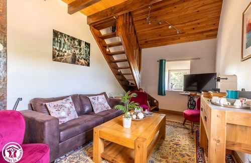 Plantades Bed & Breakfast | Bed and Breakfast 'Chambre Raphaël' with Mountain View, Wi-Fi and Air Conditioning