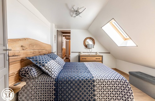 Plantades Bed & Breakfast | Bed and Breakfast 'Chambre Raphaël' with Mountain View, Wi-Fi and Air Conditioning